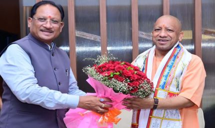 मुख्यमंत्री ने उत्तर प्रदेश के मुख्यमंत्री योगी आदित्यनाथ का किया आत्मीय स्वागत