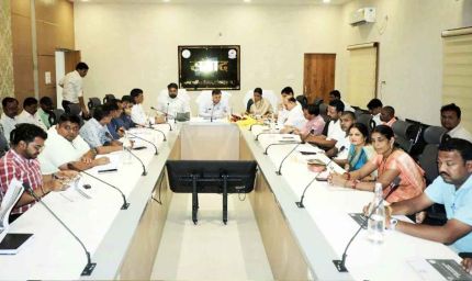 वैशविक संकट के बीच डामर का वैकल्पिक रास्ता निकाले, सुधारे सड़कों की दशा: उद्योग मंत्री लखनलाल देवांगन