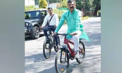 हरियाणा मंत्रियों का अनोखा संदेश, साइकिल से कैबिनेट बैठक में पहुंचकर दिया ईंधन बचत का संदेश