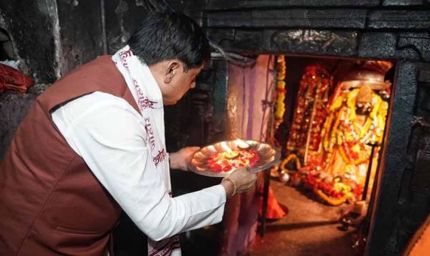 मुख्यमंत्री डॉ. यादव ने दंतेवाड़ा में मां दंतेश्वरी के दर्शन कर की सर्वकल्याण की प्रार्थना