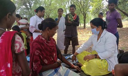 दुर्गम जंगलों के बीच पहुंची स्वास्थ्य सेवा, 771 ग्रामीणों की हुई जांच