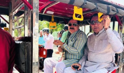 ई-रिक्शा से कैबिनेट बैठक के लिए मंत्रालय पहुंचे मंत्री द्वय श्री टेटवाल और  पंवार