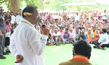 तेंदूपत्ता संग्राहकों के बीच पहुंचे मुख्यमंत्री, महुआ पेड़ के नीचे लगाई चौपाल