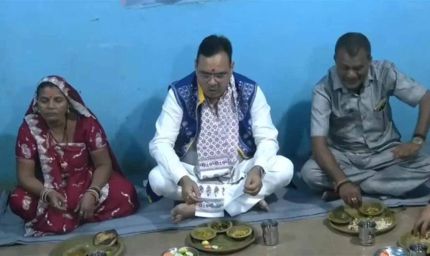 बांसवाड़ा में सीएम भजनलाल शर्मा का ग्रामीण अंदाज, जमीन पर बैठकर किया भोजन