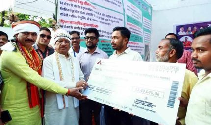 मुख्यमंत्री ने किया वन विभाग स्टॉल का अवलोकन, तेंदूपत्ता संग्राहकों को 33.40 लाख रुपये का भुगतान शुरू