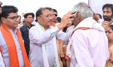 मुख्यमंत्री  विष्णु देव साय ने हितग्राहियों को अपने हाथों से पहनाया नजर का चश्मा