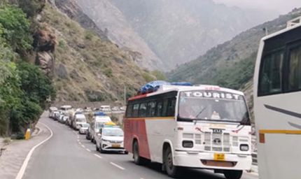 जोशीमठ में 7 किमी लंबा जाम, गर्मी और छुट्टियों में वाहनों का भारी दबाव