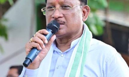 मुख्यमंत्री  विष्णु देव साय ने बरगद के पेड़ के नीचे लगाई चौपाल, सुनी ग्रामीणों की समस्याएं