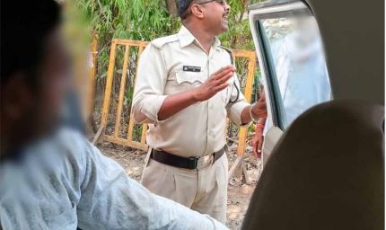 हरदा के डायल-112 हीरोज रेलवे ट्रैक पर खड़े व्यक्ति की सतर्कता से बचाई जान समझाइश देकर परिजनों के सुपुर्द किया