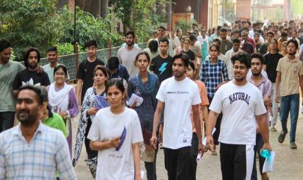 UPSC Prelims में अभ्यर्थियों की अग्निपरीक्षा! तपती जमीन पर नंगे पैर पहुंचे एग्जाम सेंटर
