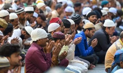 सड़क पर नमाज को लेकर बढ़ा विवाद, मौलाना साजिद रशीदी की ‘थूक-पेशाब’ वाली दलील चर्चा में