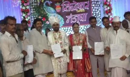 बेटे की शादी में अनोखा तोहफा, गांव के 3500 लोगों का कराया इंश्योरेंस