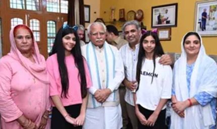 पूर्व CM खट्टर पहुंचे सुनील जागलान के घर, ‘सेल्फी विद डॉटर’ अभियान की जमकर सराहना