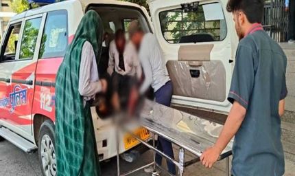 रतलाम के डायल-112 हीरोज सड़क दुर्घटना में घायल बुजुर्ग को अस्पताल में भर्ती कराया