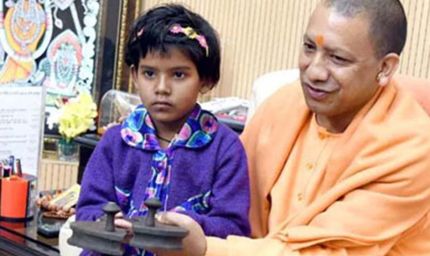 बिछड़े रिश्तों को जोड़ रही योगी सरकार की पहल, गुमशुदा बच्चों को पहुंचा रही घर