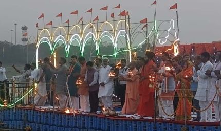 सीएम योगी ने संगम में फ्लोटिंग जेटी पर गंगा आरती का किया शुभारंभ, अब होगी हर शाम