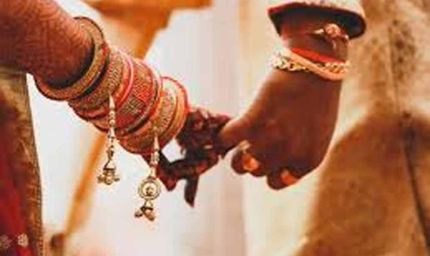 शादी में कितने फेरे? 7 नहीं, असल वैदिक परंपरा में 4 फेरे और सप्तपदी के 7 कदम