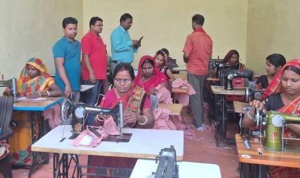 बिहार में जीविका दीदियों का कमाल, बगहा में तैयार हो रही 15 हजार बच्चों की पोशाक