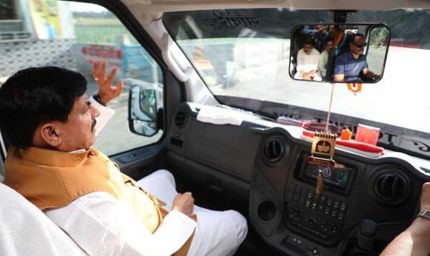 सादगी का संदेश : मुख्यमंत्री डॉ. यादव बस में जनप्रतिनिधियों और अधिकारियों के साथ पहुंचे उज्जैन