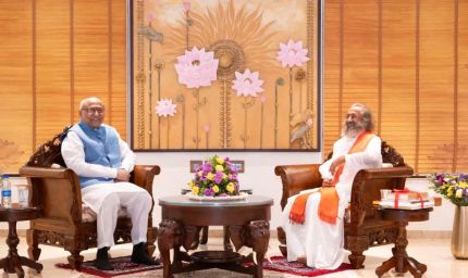 माननीय उपराष्ट्रपति सी.पी. राधाकृष्णन ने पांच राष्ट्रीय पहलों का शुभारंभ किया, द आर्ट ऑफ लिविंग के 45 वर्ष पूरे होने पर स्मारक डाक टिकट का अनावरण किया