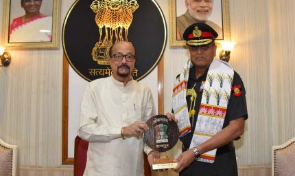 राज्यपाल  डेका से लेफ्टिनेट जनरल अनिंद्या सेनगुप्ता ने की सौजन्य भेंट