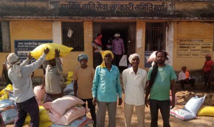 किसान चोवाराम एवं बेनीराम ने खाद, बीज के वितरण की व्यवस्था की सराहना की