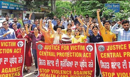 डेराबस्सी सिविल अस्पताल की OPD सेवाएं ठप, हमले के विरोध में धरने पर बैठे डॉक्टर