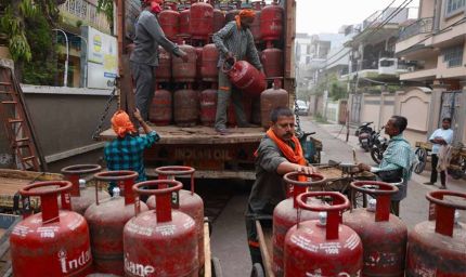 रसोई गैस संकट से जनता बेहाल, 45 दिनों से सिलेंडर के लिए भटक रहे लोग