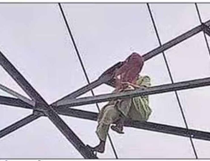 प्रेमी के घर जाने की जिद में हाईटेंशन पोल पर चढ़ी किशोरी, ढाई घंटे बाद पुलिस ने उतारा