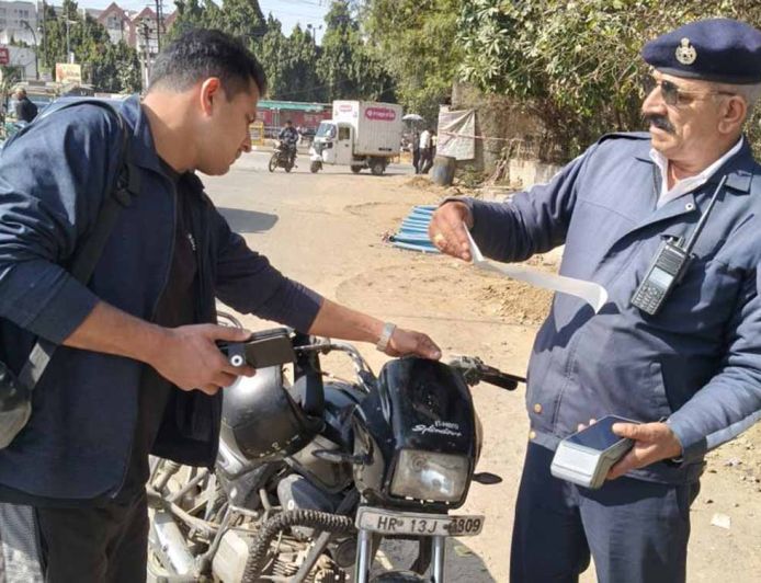 गुरुग्राम में ट्रैफिक पुलिस का बड़ा एक्शन, 26 चालानों वाली बाइक जब्त