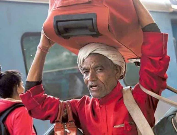 रेलवे की नई पहल, प्रयागराज मंडल में शुरू होगी कुलियों की ऑनलाइन बुकिंग सेवा