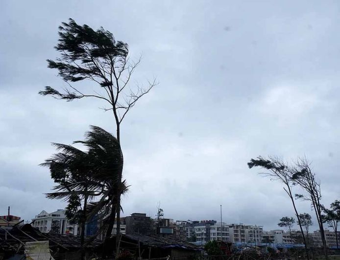 लखनऊ में मौसम का अलर्ट: तेज आंधी, बारिश और ओलावृष्टि की चेतावनी