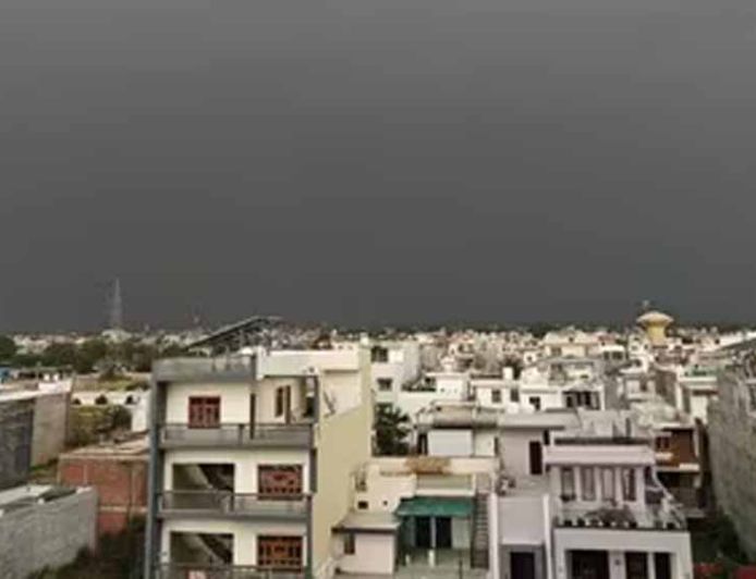 लखनऊ में तूफान का कहर: दिन में छाया अंधेरा, सैकड़ों पेड़ गिरे