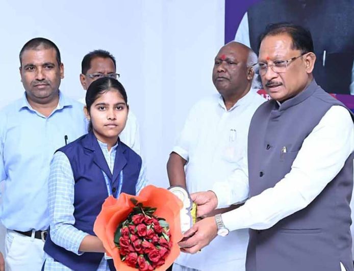 CM साय का संदेश: सपना देखो, लक्ष्य बनाओ और मेहनत करो- बलरामपुर में मेधावी छात्रों का सम्मान