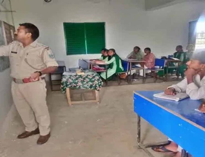 पलामू में बदलाव की मिसाल: थाना परिसर की कोचिंग से 25 छात्रों ने इंटर में 100% सफलता