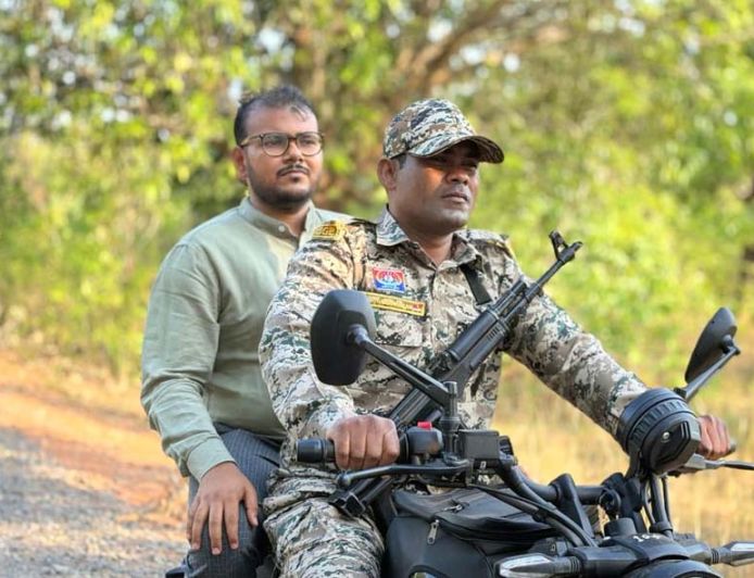 सुशासन की मोटरसाइकिल से दुर्गम पहाड़ों तक पहुँचे कलेक्टर-एसपी