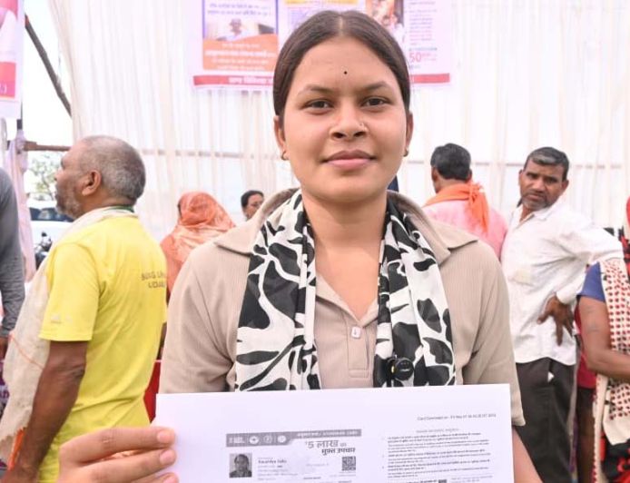 सुशासन तिहार:आवेदन के चंद घंटों में कौशिल्या को मिला आयुष्मान कार्ड, खिले चेहरे