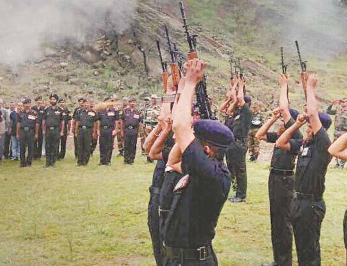 तिरंगे में लिपटकर गांव पहुंचे नायक विजय कुमार, अंतिम दर्शन के लिए उमड़ा जनसैलाब