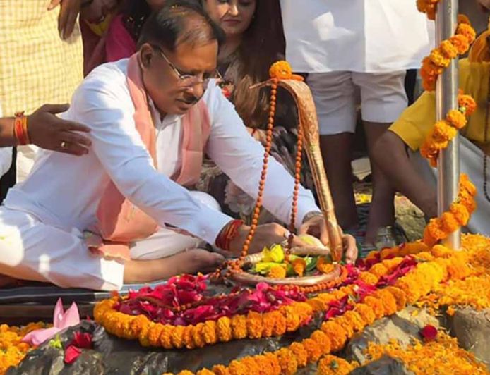 लेश्वर महादेव धाम में मुख्यमंत्री  विष्णुदेव साय ने किया जलाभिषेक: प्रदेश की सुख-समृद्धि की कामना की