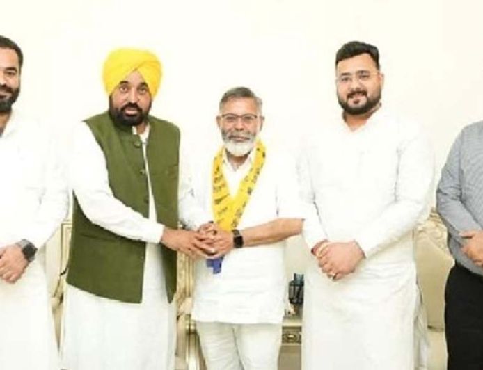 फाजिल्का में भाजपा को बड़ा झटका: सीनियर नेता अनिल कुमार सेठी साथियों समेत AAP में शामिल