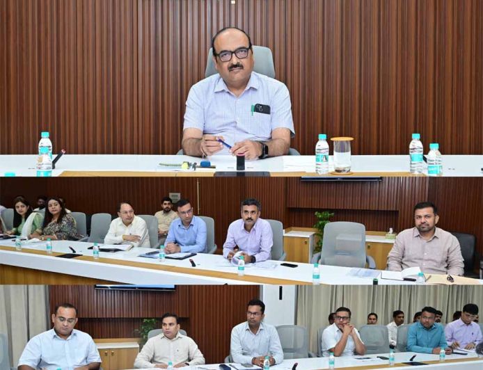 शासन के मिशन मोड में किए जाने वाले कार्यों की हुई समीक्षा मुख्य सचिव ने अधिकारियों की ली बैठक