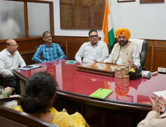 बिजली मंत्री तरुणप्रीत सौंद ने संभाला कार्यभार, अधिकारियों संग की पहली अहम बैठक