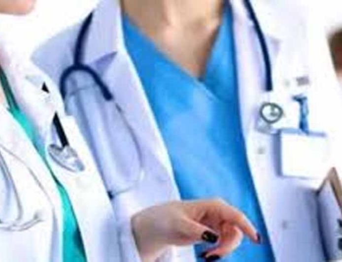 यूपी में स्वास्थ्य विभाग पर सख्ती: 28 डॉक्टर 15 से ज्यादा अस्पतालों से जुड़े मिले