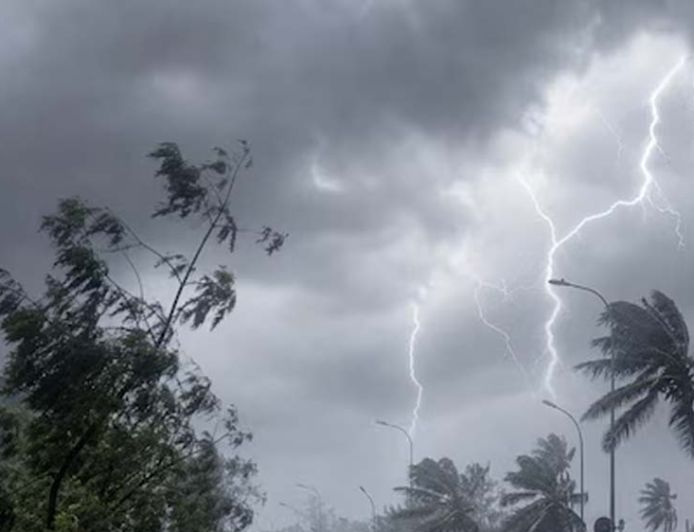 छत्तीसगढ़ में मौसम का कहर! कई जिलों में आंधी-बारिश और बिजली गिरने का ऑरेंज अलर्ट जारी