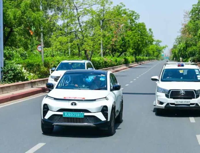 ईवी से कार्यक्रम पहुंचे सीएम भजनलाल शर्मा: ग्रीन एनर्जी और ईंधन बचत का दिया संदेश