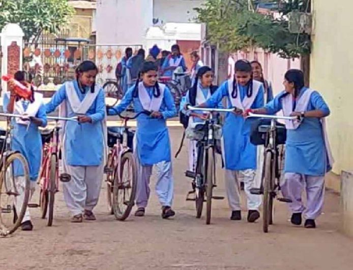 बिहार बालिका साइकिल योजना में बदलाव, साइकिल पर लगेगा नया स्लोगन और मोनोग्राम