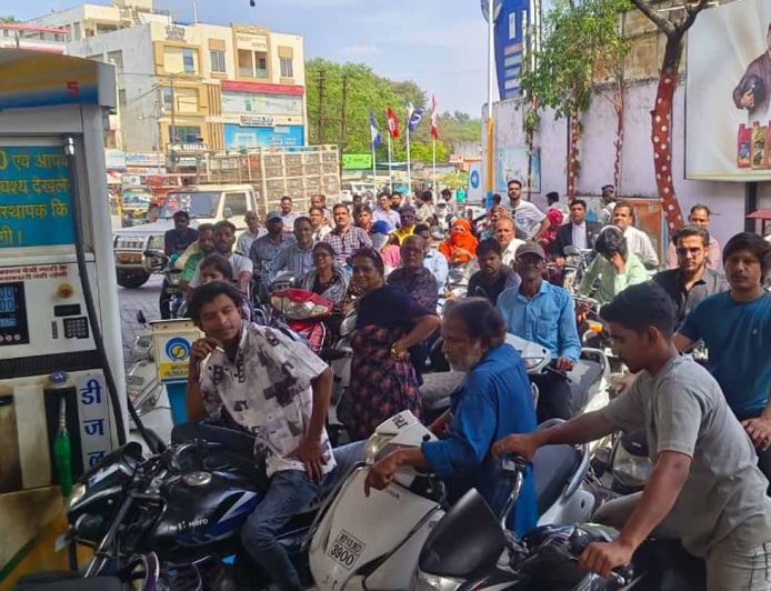 रांची में पेट्रोल 100 के पार, अफवाहों से पंपों पर लंबी कतारें