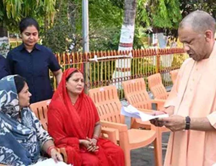 जनता दर्शन में सीएम योगी ने सुनीं समस्याएं, इलाज के लिए देंगे आर्थिक मदद