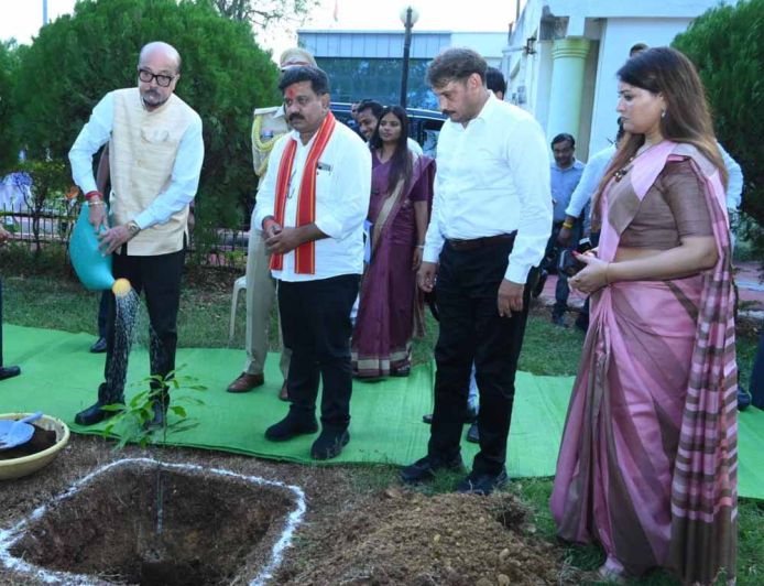 राज्यपालरमेन डेका ने किया पौधरोपण, कवर्धा कलेक्ट्रेट परिसर में रोपा आम का पौधा, पर्यावरण संरक्षण का दिया संदेश