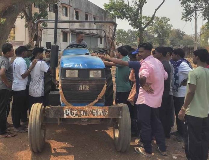 बंदूक से खेती तक: नारायणपुर में आत्मसमर्पित नक्सलियों ने थामा ट्रैक्टर, शुरू की नई जिंदगी